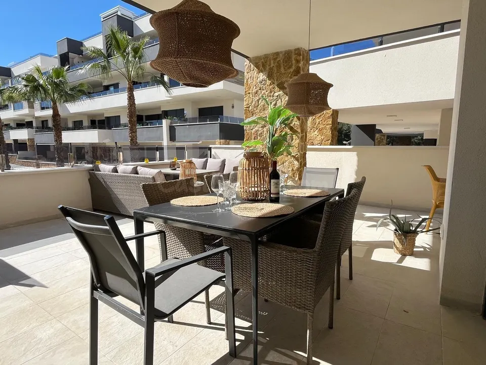 Magnífico apartamento en planta baja con orientación sur, ubicado en el exclusivo residencial Amanecer X, en la demandada zona de Los Altos, en Orihuela Costa.