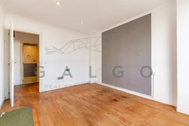 Piso a la venta junto a la plaza del ayuntamiento — 24