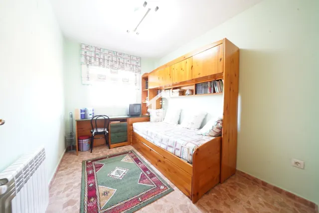 Chalet adosado con buhardilla en ciudad jardín de Alicante: garaje para 4 vehículos, terraza de 30m2 y piscina — 39