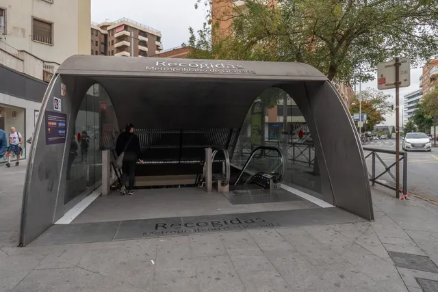 Piso de 87 m2 con 3 dormitorios en Pedro Antonio de Alarcón 27, junto a Recogidas — 48