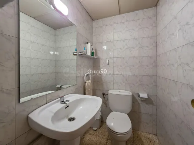 ? Amplio Local Esquinero de 300 m2 en Excelente Estado en La Nova Balàfia — 26