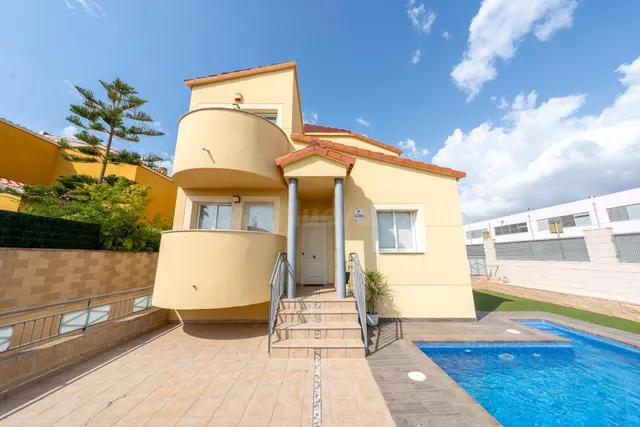 IMPRESIONANTE CASA ESQUINERA EN VILAFORTUNY - foto 2