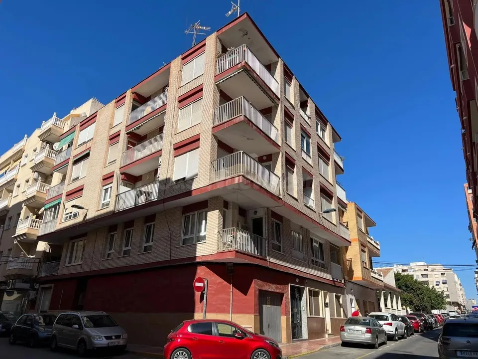 Apartamento reformado con terraza, en la provincia de Alicante, en la ciudad de Torrevieja. 3 habitaciones | 98 m2 | A 60 metros del mar
