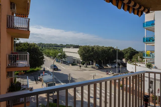 Piso de 3 dormitorios con terraza en el centro de Torredembarra — 23