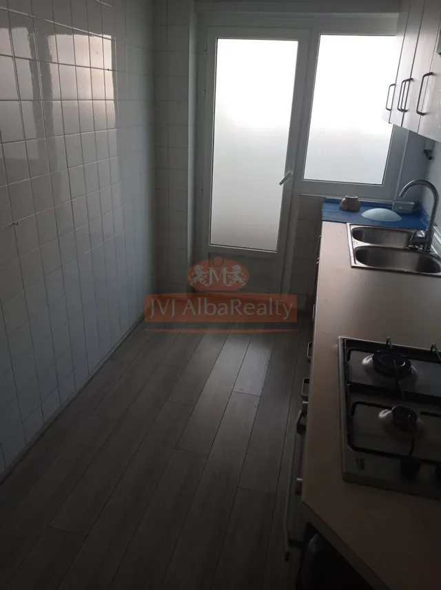 SE ALQUILA PISO SIN AMUEBLAR, 4º SIN ASCENSOR, ZONA DEPOSITO DEL SOL. — 7