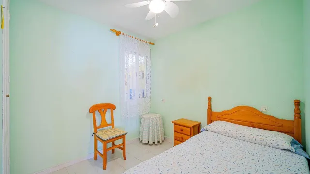 Bungalow en planta baja de 3 dormitorios con jardín y piscina comunitaria en Torrevieja — 13