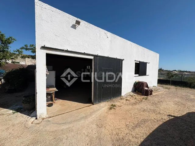 Terreno rústico con construcción e invernaderos - foto 2