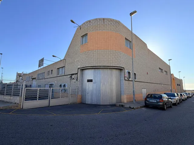 ALQUILER DE NAVE INDUSTRIAL EN CARRúS — 28