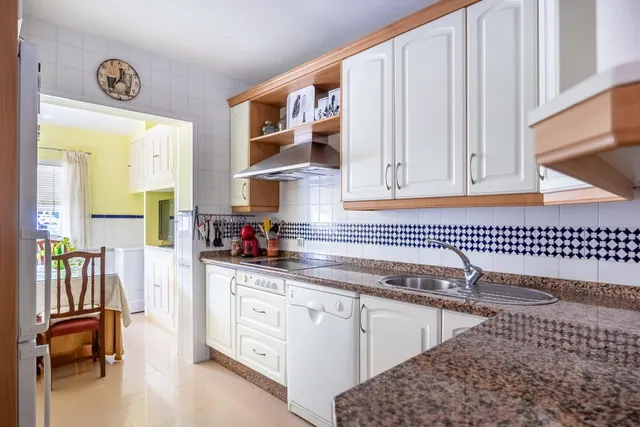 Vive en Simón Verde: Casa pareada con patio, garaje cubierto, piscina y el metro a un paso. — 18