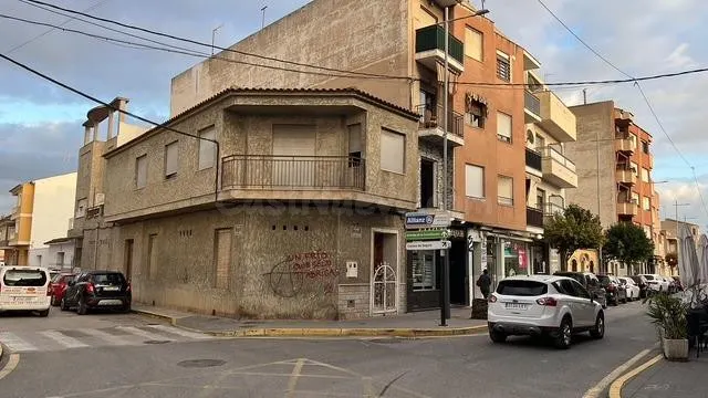Oportunidad Inmobiliaria en Catral con : Casa Adosada Esquin