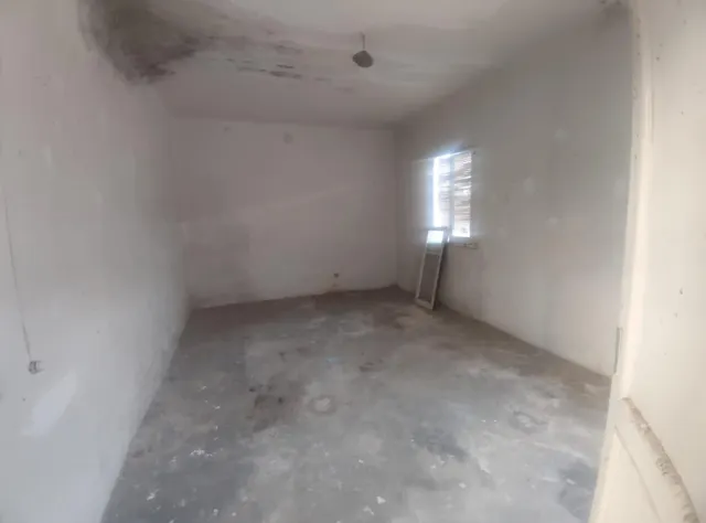 Gran casa en el centro del pueblo, 3plantas, 10hab. — 12