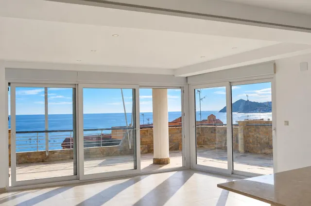 Se vende atico 5 habitaciones  totalmente reformado con vistas al mar  en pleno centro d Benidorm — 11