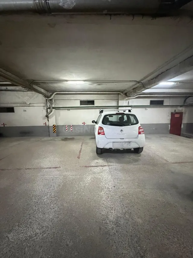 Plaza de parking para auto grande — 3