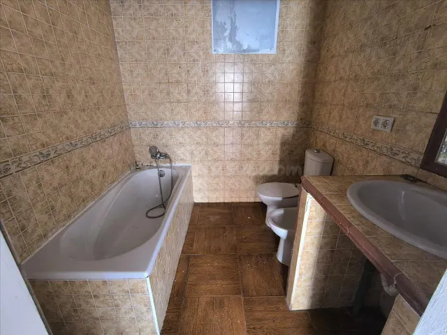 Casa adosada de 177 m2 para reformar en Algeciras | 3 dormitorios | Sin comisión — 2