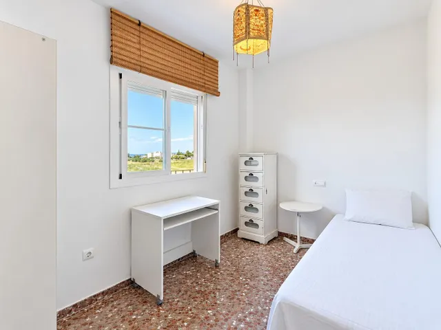 Bonito piso exterior y luminoso de dos dormitorios, baños y aseo en Albolote junto al metro y con plaza de garaje — 9