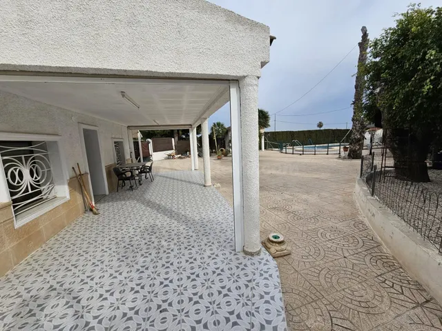 Amplia casa de campo con piscina, parcela y almacén - foto 3