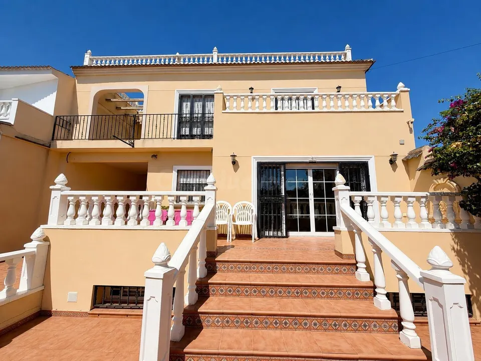 Villa independiente con piscina privada y 6 dormitorios junto a la Laguna Rosa de Torrevieja
