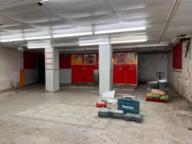 Gran local comercial en Av. Estanislao Figueres a 50 metros de Rambla Nova. — 7