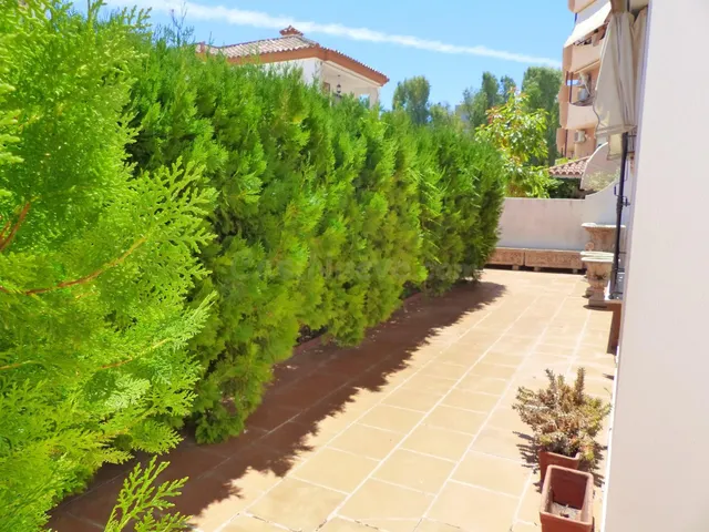 CHALET DE CUATRO DORMITORIOS CON GARAJE A 200 METROS DE LA P