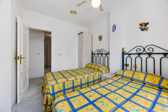 Apartamento de tres dormitorios y dos baños en residencial Duquesa Beach, primera línea de la playa de los locos — 21