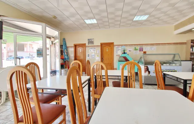 Local con terraza enorme, donde se encuentra 3 negocios en Santa Pola!!! — 15