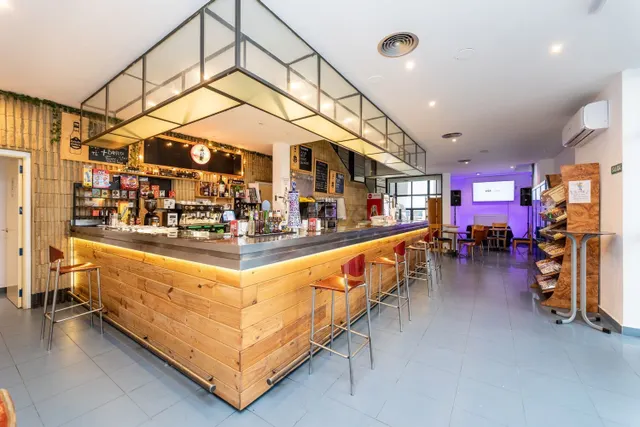 ¡Oportunidad Única! Edificio Versátil en Venta y Alquiler co - foto 4