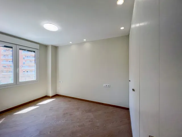 Piso de reciente construcción en alquiler en Avda. Ausias March — 15