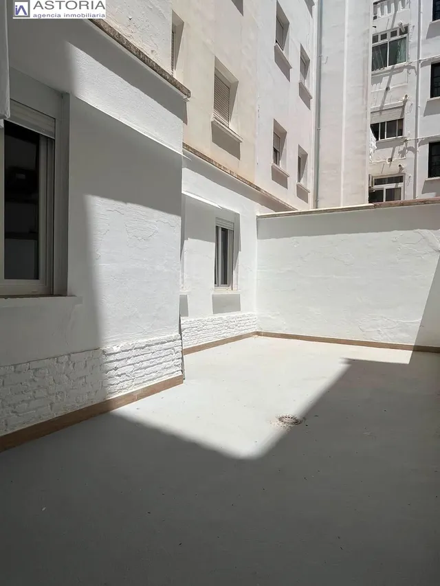 Piso sin muebles junto a Gran Capitán — 12