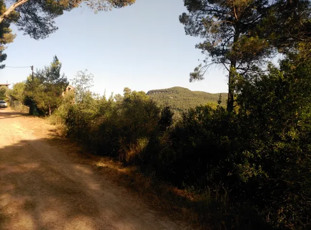 Espectacular terreno que da a dos calles, en Corbera de Llobregat, cerca Hotel Can Fisa. — 44