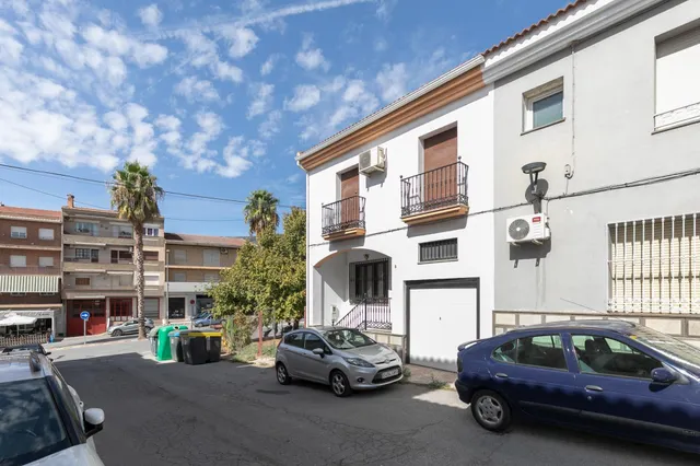 ¡OPORTUNIDAD EN ÍLLORA! Amplia casa adosada con parking y zonas verdes ✨ — 25