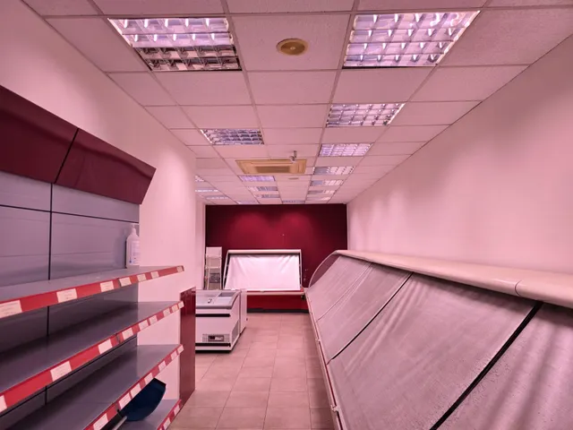 Amplio local de 176 m2 en zona comercial por excelencia situado en Av. Francesc Macià — 4