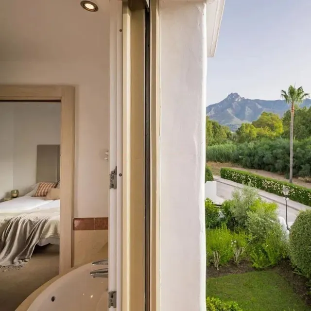 Chalet adosado en la Milla de Oro de Marbella — panorámica de La Concha — 28