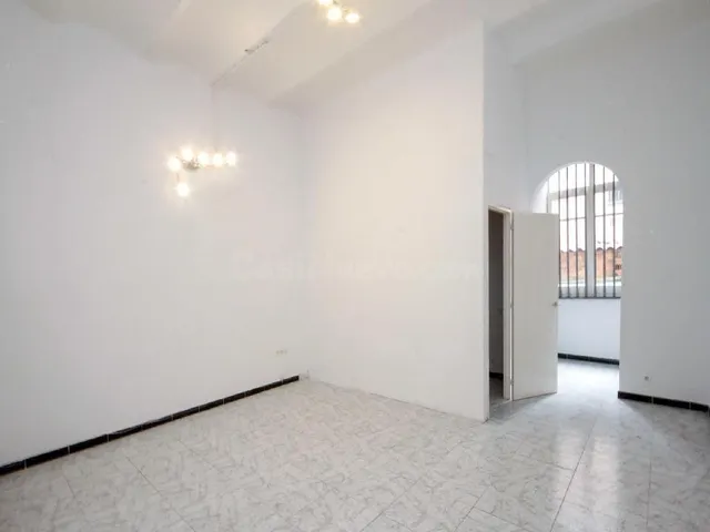 Amplia Planta Baja en c/Monistrol (Vila de Gràcia) Barcelona — 3