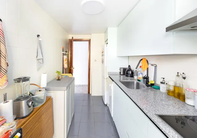 En Venta Piso de 4 dormitorios con ascensor, ideal para refo - foto 4