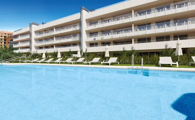 Ático de lujo de 4 dormitorios y 3 baños en Estepona Pueblo - foto 2