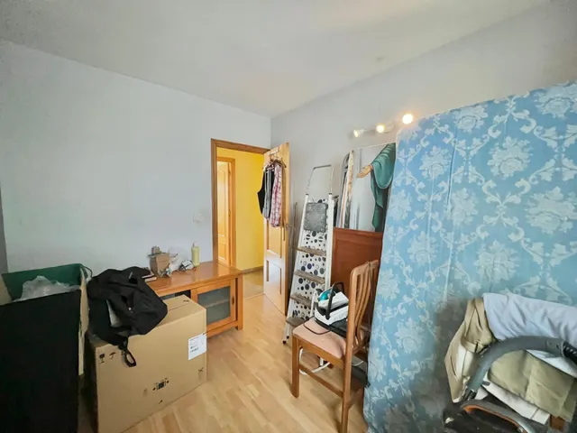 Apartamento céntrico y espacioso (89 m2 - 2.ª planta) con 4 dormitorios, balcón orientado al sur y a tan solo 550 m de la playa. — 18