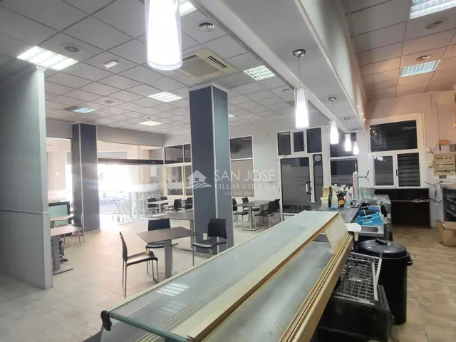 SE VENDE LOCAL CON CAFETERIA-BAR MONTADO CON LICENCIA EN BUENA ZONA DE NOVELDA — 2