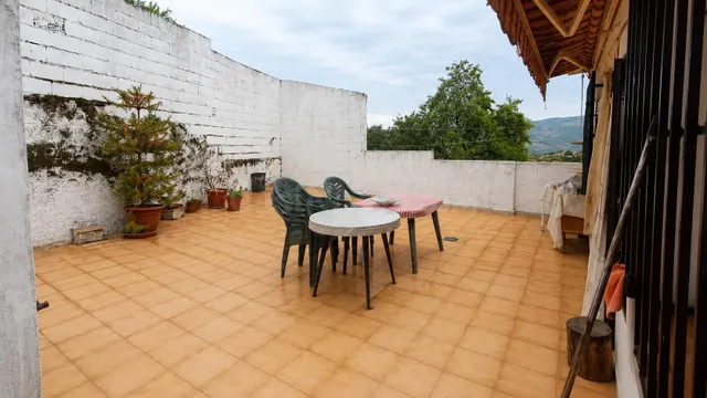 Casa de pueblo con garaje, terraza y chimenea en el corazón  - foto 3