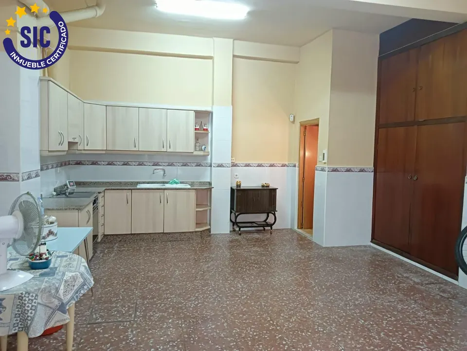 LOCAL COMERCIAL EN PROCESO DE CAMBIO A VIVIENDA CON PLAZA DE GARAJE