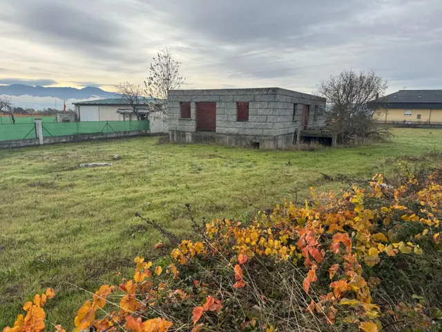 SE VENDE CASA DE PIEDRA CON TERRENO EN CONSTRUCCIÓN EN VILLA - foto 2