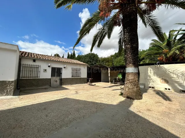 AMPLIA PARCELA PRÓXIMA A JEREZ CON 3 VIVIENDAS, NAVES Y TRAS - foto 3