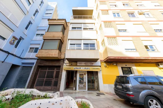 Edificio de planta baja comercial más dos alturas (piso por 