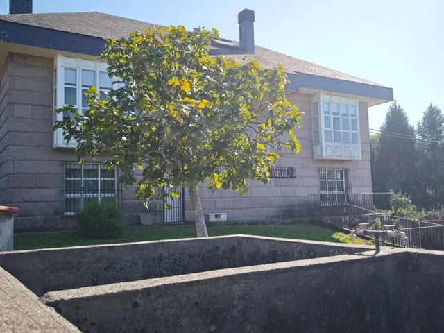 CHALET en perfecto estado conservación, con gran FINCA y a diez minutos del CENTRO de Santiago. — 35