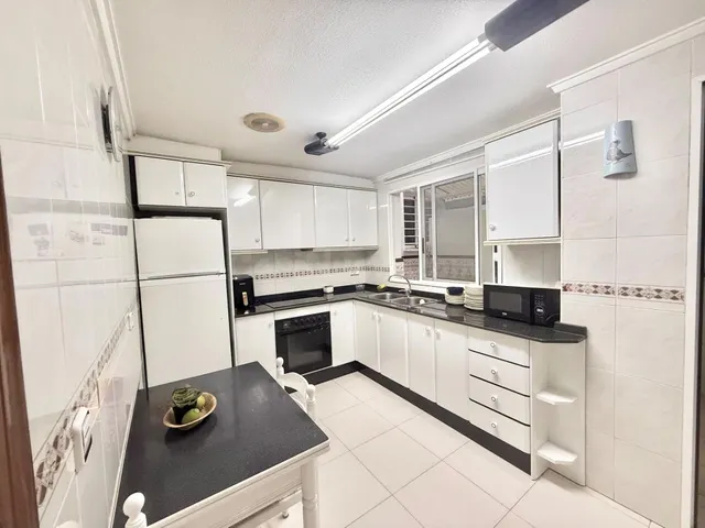 ESUPENDA VIVIENDA EN ORIHUELA, SEMI-NUEVA, RODEADA DE SERVIC - foto 3