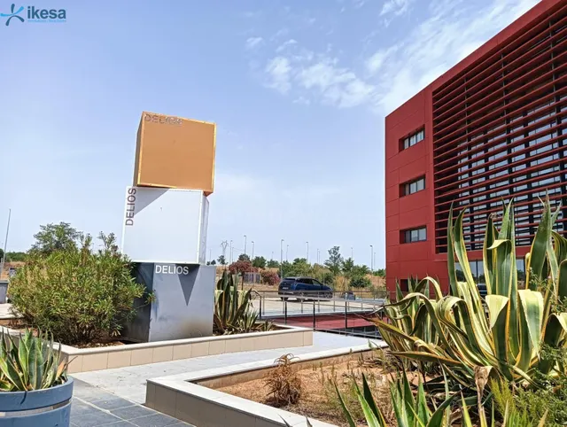 Venta de Oficina + Garaje en Salteras (Sevilla) - foto 2