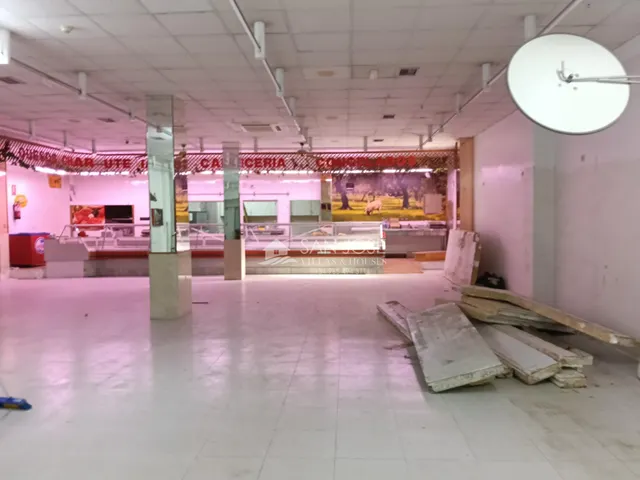 Se vende local comercial con sotano preparado para supermercado en buena zona de Aspe — 34