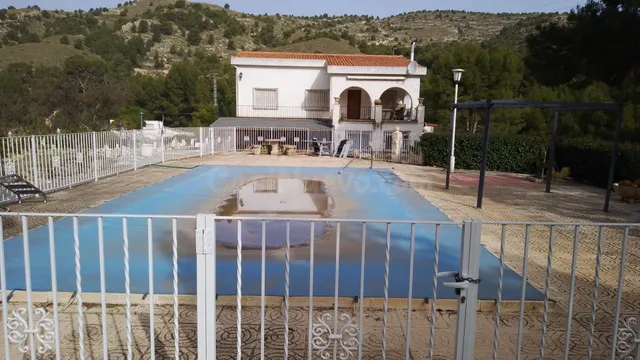 PRECIOSO CHALET EN MUY BUENA ZONA DE PETRER - foto 3