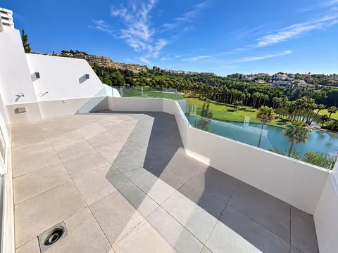 Adosado reformado  en venta con vistas panorámicas al golf en Torrequebrada, Benalmádena