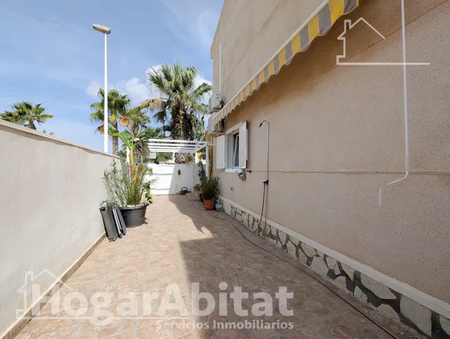 ¡Cerca del mar! Precioso Adosado reformado en residencial, con solarium, piscina comunitaria y garaje — 13