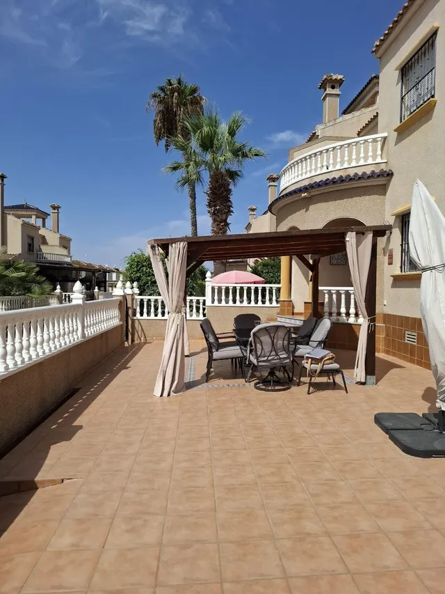 Precioso chalet pareado con amplia parcela en El Raso, Guard